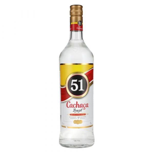 Cachaça 51 es un licor brasileño en botella de 1 litro